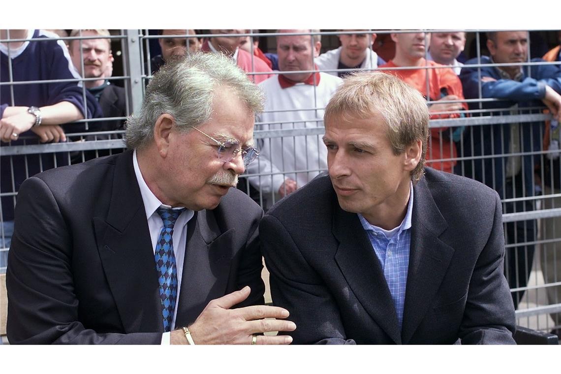 Der langjährige Kickers-Präsident Axel Dünnwald-Metzler (li./verstorben 2004)  im Gespräch mit Jürgen Klinsmann im Mai 1999.