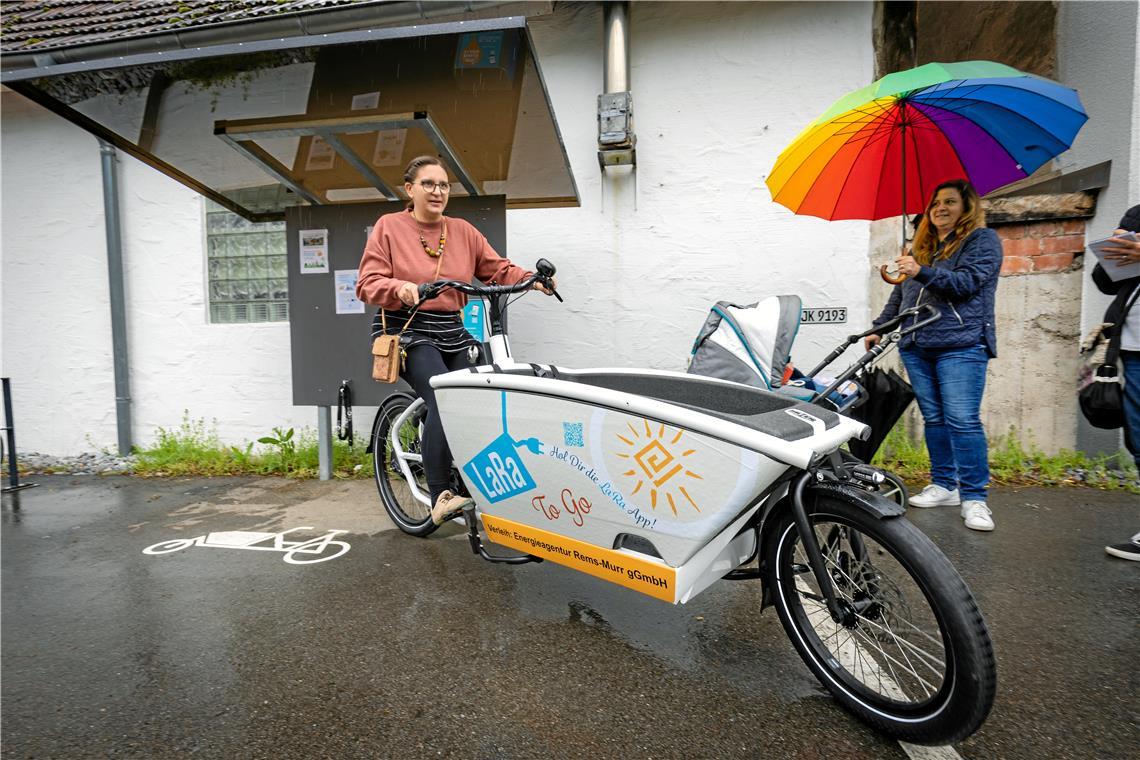 Der Lastenradverleih „Lara to go“ – hier beim Start der Station in Allmersbach im Tal – ist nur eines der vielen Projekte der Energieagentur Rems-Murr im Kreis. Archivfoto: Alexander Becher