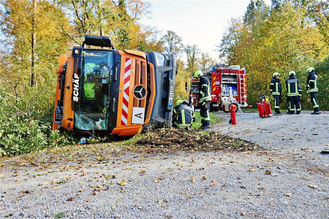 Der Lastwagen kippte neben der Fahrbahn auf die Seite. Foto: 7aktuell.de/Kevin Lermer