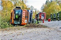 Der Lastwagen kippte neben der Fahrbahn auf die Seite. Foto: 7aktuell.de/Kevin Lermer