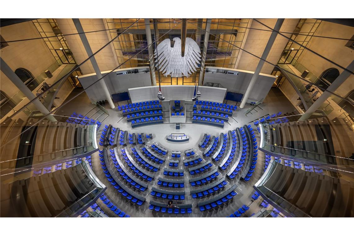 Der leere Plenarsaal im Bundestag vor der Vertrauensfrage durch Bundeskanzler Scholz.