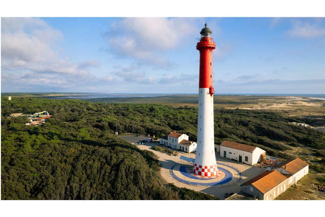 Der Leuchtturm von La Coubre an der Küste bei La Tremblade in der Region Nouvelle-Aquitaine.