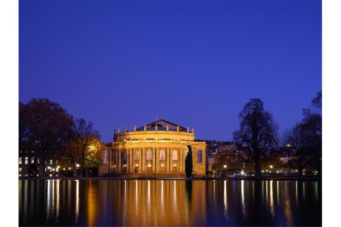 Forum ist für Stuttgarter Opern-Umbau mit Kreuzbühne Der Littmannbau, auch Opernhaus, spiegelt sich im Eckensee. Foto: Sebastian Gollnow/dpa/Archiv