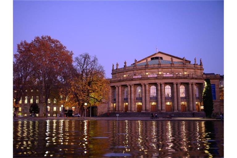 Der Littmannbau, auch Opernhaus, spiegelt sich im Eckensee. Foto: Sebastian Gollnow/dpa/Archivbild