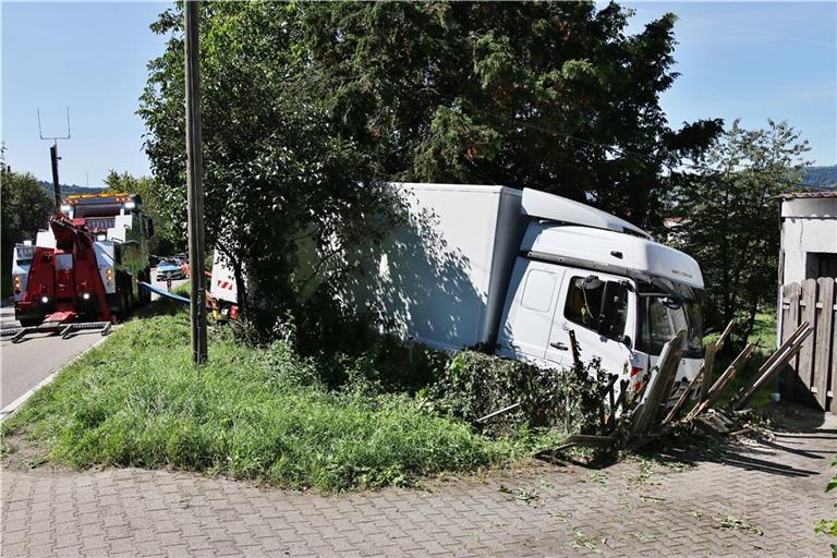 Der Lkw kam kurz vor einer Garage zum Stehen. Foto: 7aktuell.de | Kevin Lermer