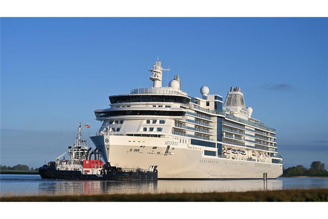 Der Luxusliner "Silver Ray" auf der Ems vor der Jann-Berghaus-Brücke in Leer.