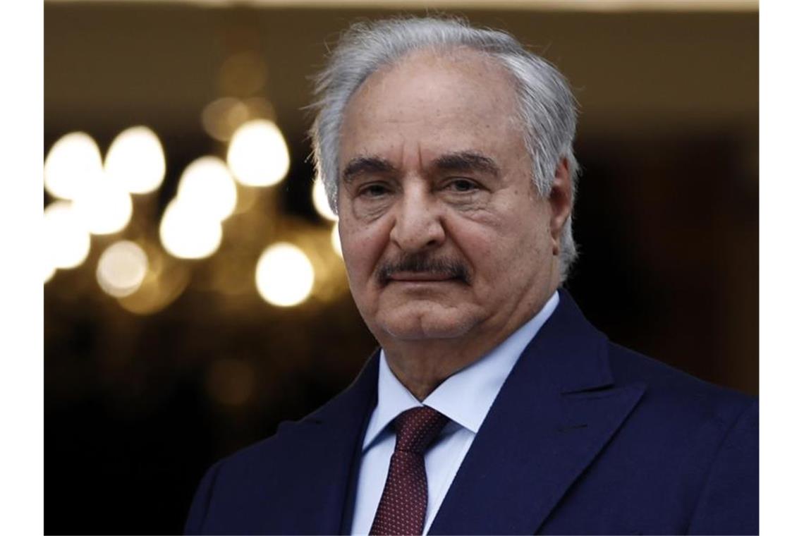 Libyen: UN sehen Trump-Unterstützer als Söldner-Hintermann Der lybische Warlord Chalifa Haftar soll von einem Trump-Unterstützer beraten worden sein, so die UN. Foto: Thanassis Stavrakis/AP/dpa