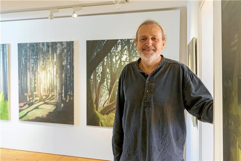 Der Maler Klaus Fischer zeigt im Helferhaus einen Ausschnitt seiner Werke, darunter eine Serie über Bäume. Fotos: Alexander Becher