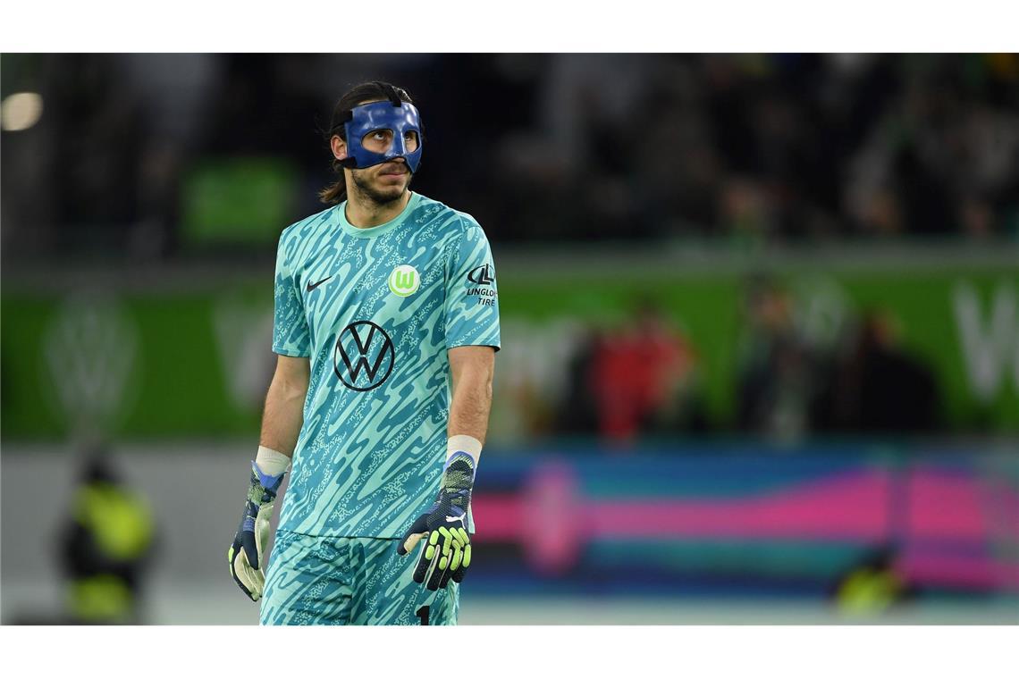 Der Mann mit der Maske: Wolfsburgs Torwart Kamil Grabara steht beim Bundesligaspiel gegen Union Berlin auf dem Feld.