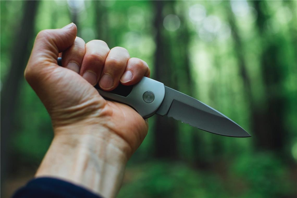 Kinder auf Spielplatz mit Messer bedroht Der Mann nahm plötzlich ein Messer aus der Hose. Symbolfoto: M. Spiske/Unsplash