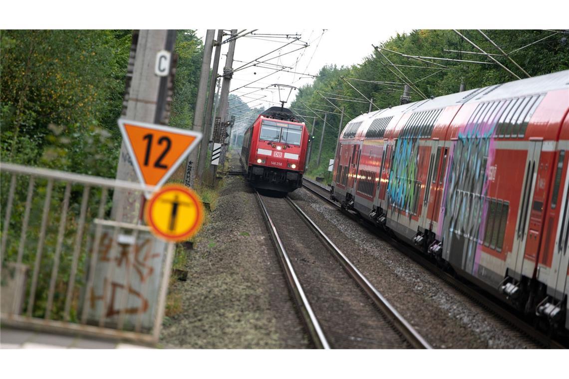 Der Mann wurde von einem einfahrenden Zug am Gmünder Bahnhof erfasst. (Symbolbild)