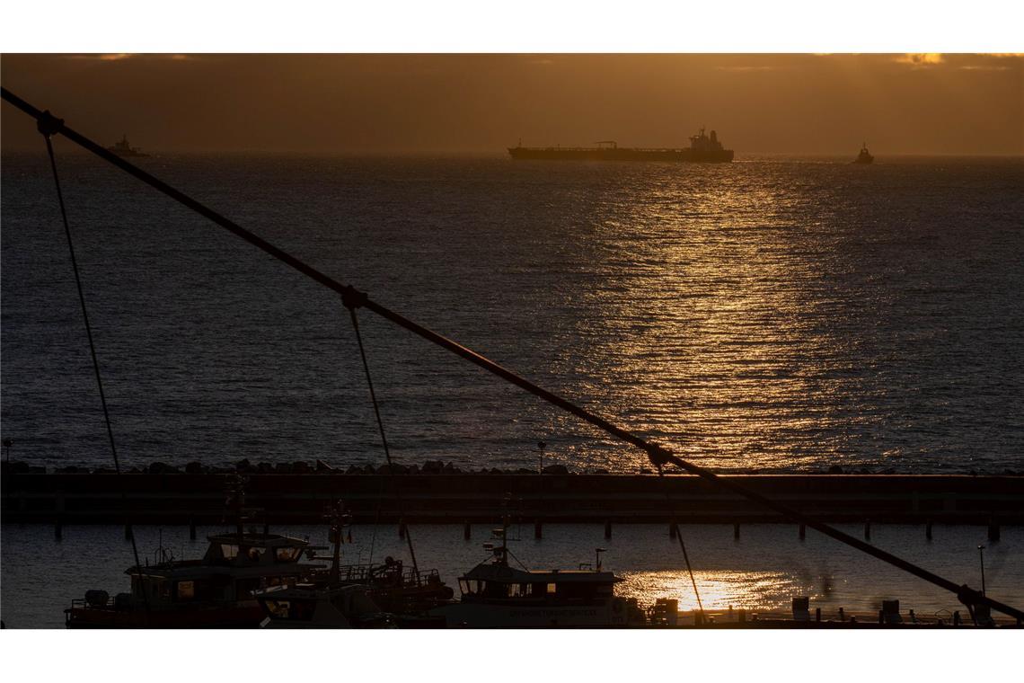 Der manövrierunfähige Tanker "Eventin" liegt nun vor Sassnitz