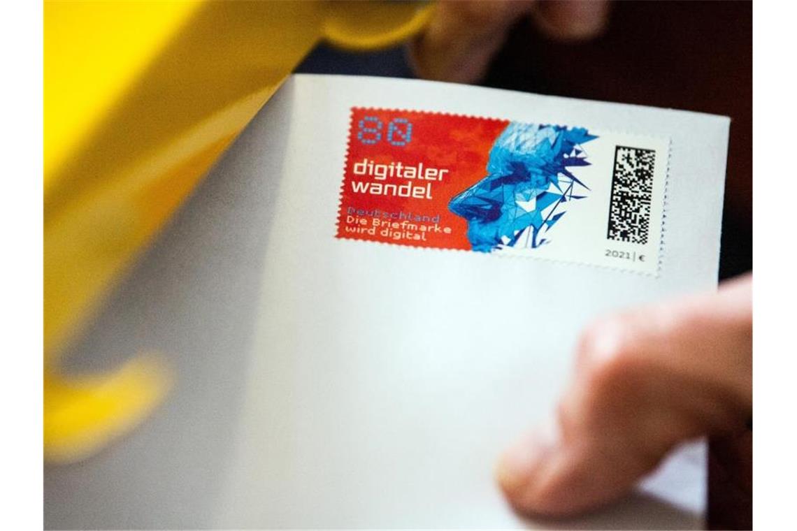 Post bringt die erste Briefmarke mit Matrixcode Der Matrixcode wird an zwei Stellen des Sendungsweges gescannt. Dadurch kann der Verbraucher in einer App sehen, wann der Brief im Briefzentrum seiner Region ist und wann er im Briefzentrum der Region des Adressaten ankommt. Foto: Federico Gambarini/dpa
