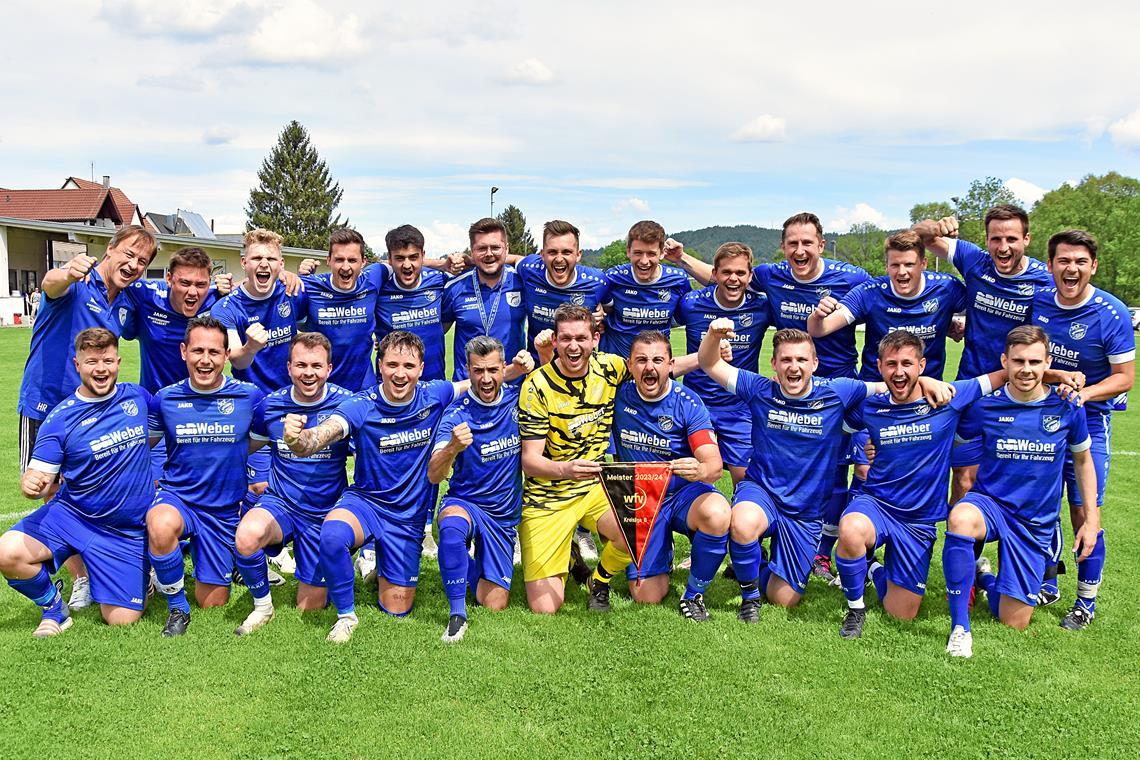 Der Meister mit dem Wimpel in Jubelpose: Trainer Heiko Rohrweck, Simon Matti, Dario Schultes, Dirk Bornträger, Anton Willkomm, Trainer Patrick Voag, Fabian Hirschmann, Mateusz Slenczek, Falk Gfrörer, Steffen Riedel, Dennis Briegel, Daniel Sanwald und Vincent Willkomm (hinten von links) sowie Timo Hauke, Tim Rohrbach, Kevin Dispan, Marvin Stieräugl, Sebastiano Di Benedetto, Alexander Großmann, Sascha Weller, Frank Altvater, Luca Rohrbach und Marco Geuder (vorne von links). Foto: Tobias Sellmaier