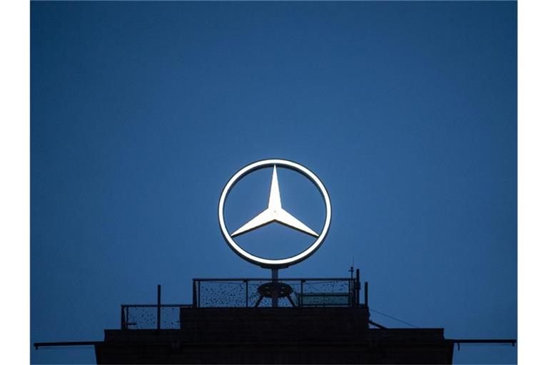 Der Mercedes-Stern ist auf dem Turm des Hauptbahnhofs zu sehen. Foto: Marijan Murat/dpa/Symbol