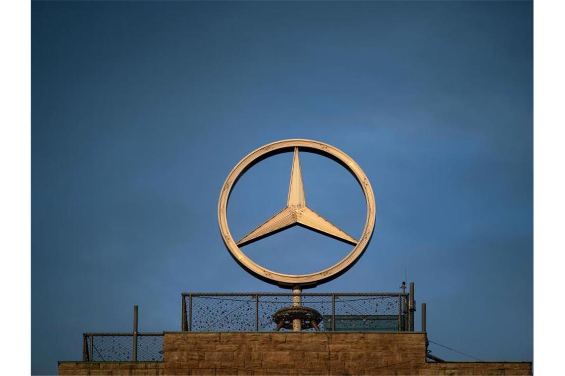 Der Mercedes-Stern ist auf dem Turm des Stuttgarter Hauptbahnhofs zu sehen. Foto: Marijan Murat/dpa