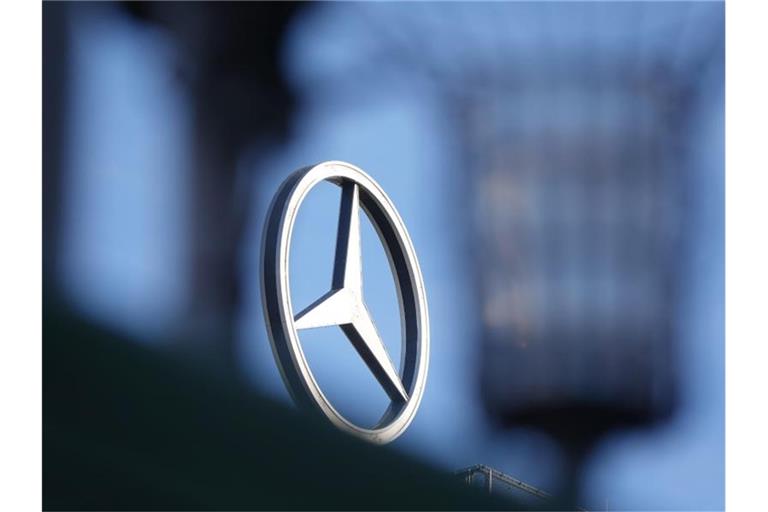 Der Meredes-Stern, das Logo der Automarke Mercedes zum Hersteller Daimler gehörig, ist auf einer Oberfläche zu sehen. Foto: Simon Sachseder/Archiv