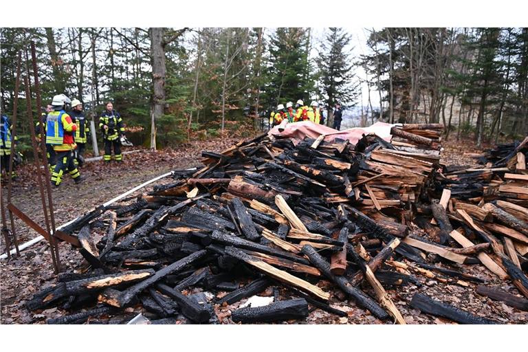 Der Minderjährige hat unter anderem Holzstapel angezündet. (Symbolbild)