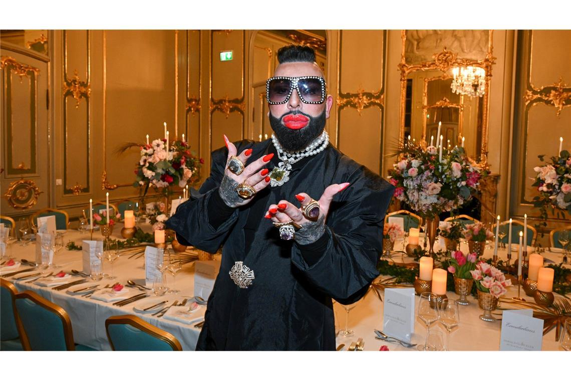 Der Modedesigner Harald Glööckler steht bei einem Fashion-Dinner zum Auftakt der Berliner Fashion Week im Ermelerhaus.