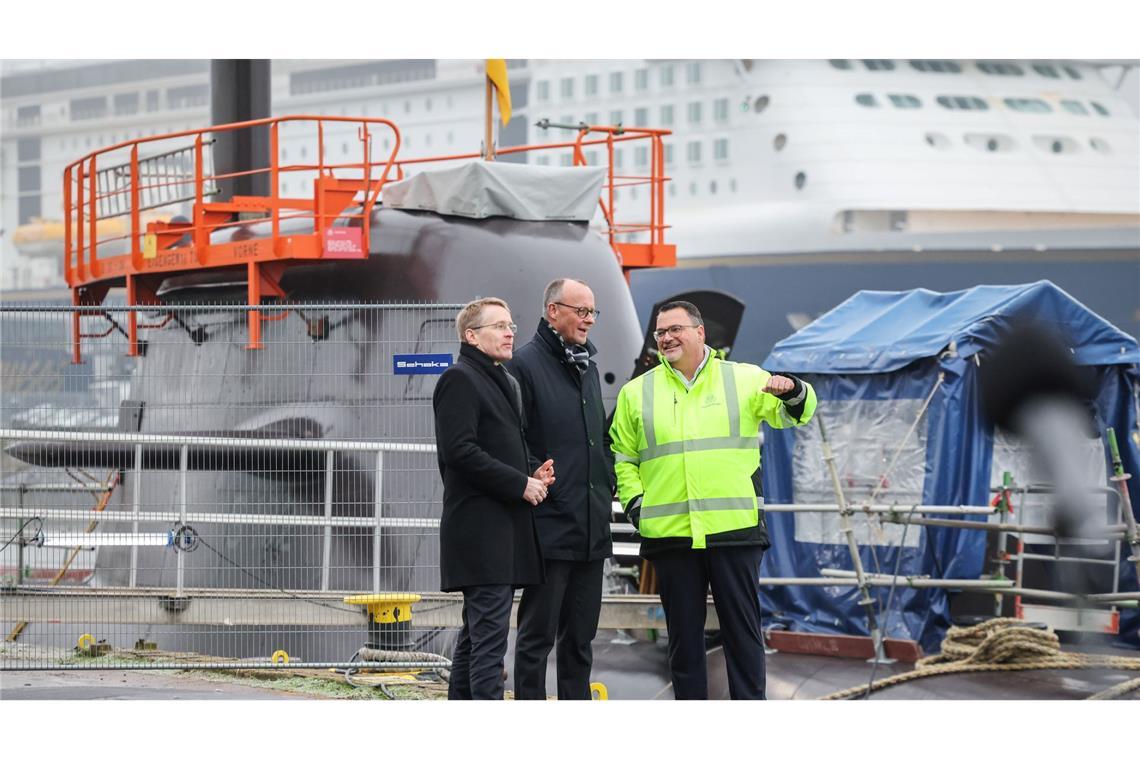 Der mögliche künftige Kanzler Friedrich Merz (CDU, Mitte) hatte sich bei einem Besuch im Januar positiv zu einem Einstieg des Bundes geäußert. (Archivbild)