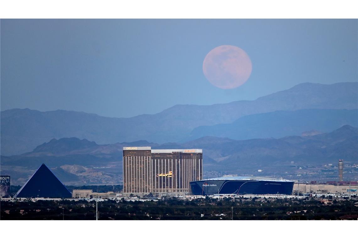 Der Mond geht als sogenannter Supermond über Las Vegas auf.