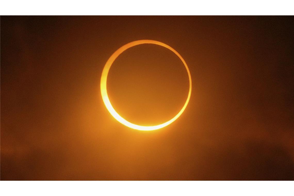 Der Mond schiebt sich während einer ringförmigen Sonnenfinsternis in Puerto San Julian in Argentinien an der Sonne vorbei.