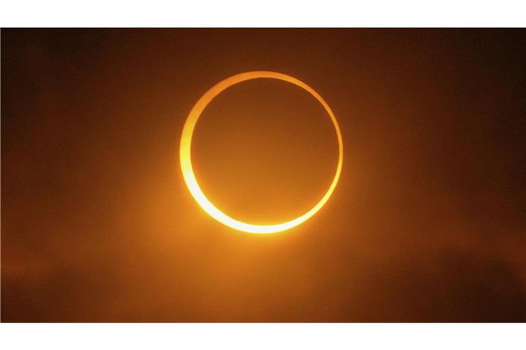 Der Mond schiebt sich während einer ringförmigen Sonnenfinsternis in Puerto San Julian in Argentinien an der Sonne vorbei.