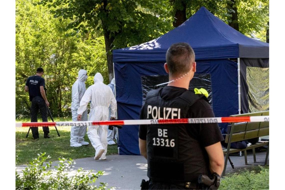 Streit um Tiergartenmord: „Bis zu den Ellenbogen im Blut“ Der Mord ereignete sich im August 2019 in der Parkanlage Kleiner Tiergarten in Berlin. Foto: Paul Zinken/dpa