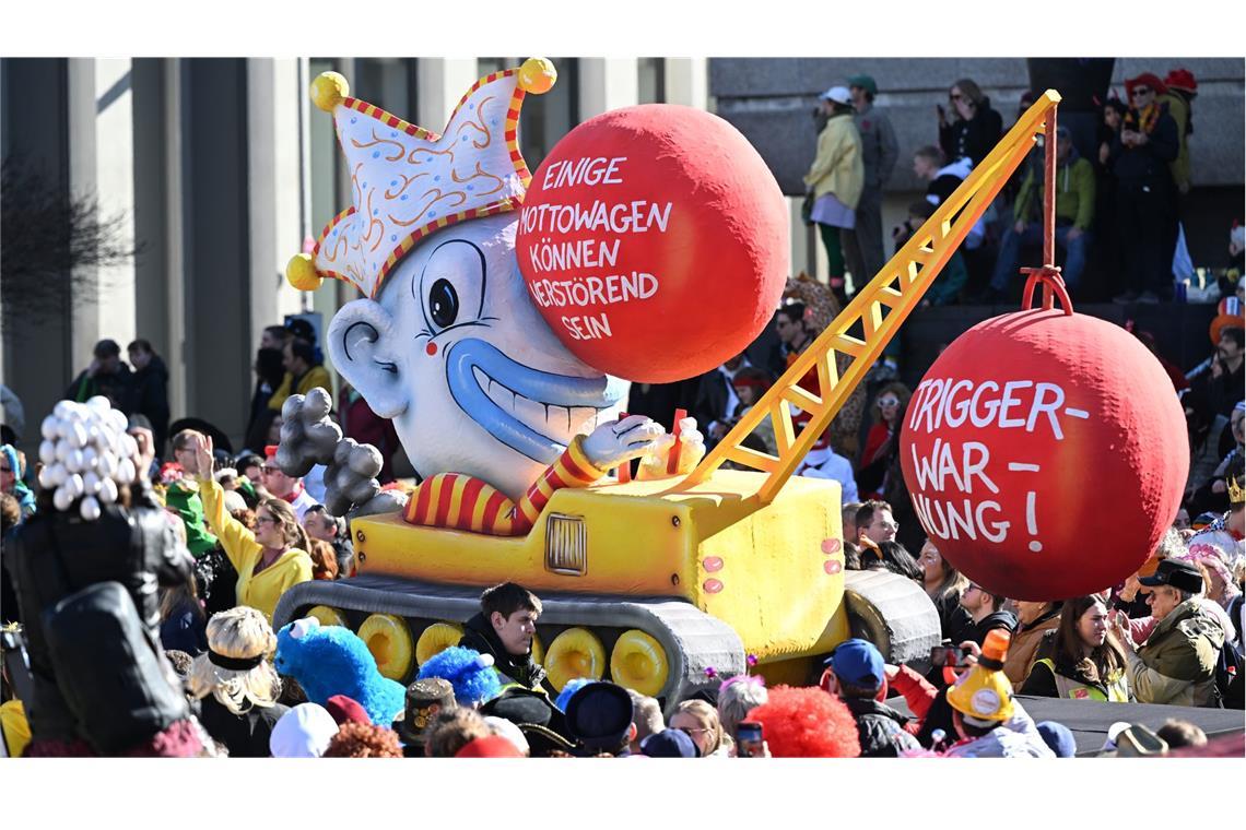 Der Motivwagen mit dem Motto „Triggerwarnung“ wird beim Rosenmontagszug am 3. März 2025 in Düsseldorf gezeigt.