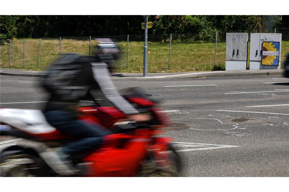 Der Motorradfahrer kam aus bislang unbekannter Ursache von der Fahrbahn ab. (Symbolbild)