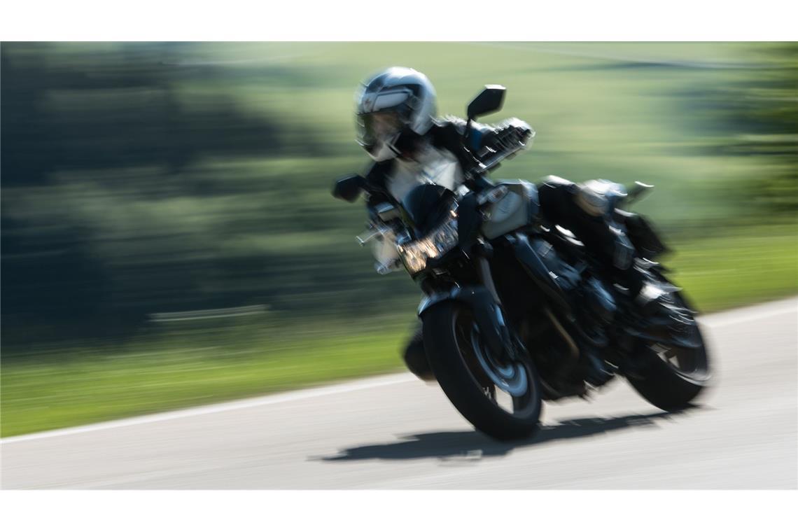 Der Motorradfahrer kam von der Fahrbahn ab. (Symbolbild)