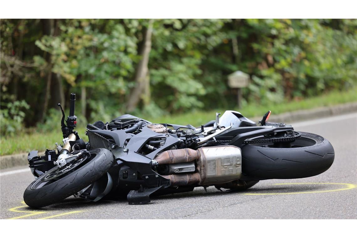 Der Motorradfahrer wurde ebenfalls schwer verletzt.