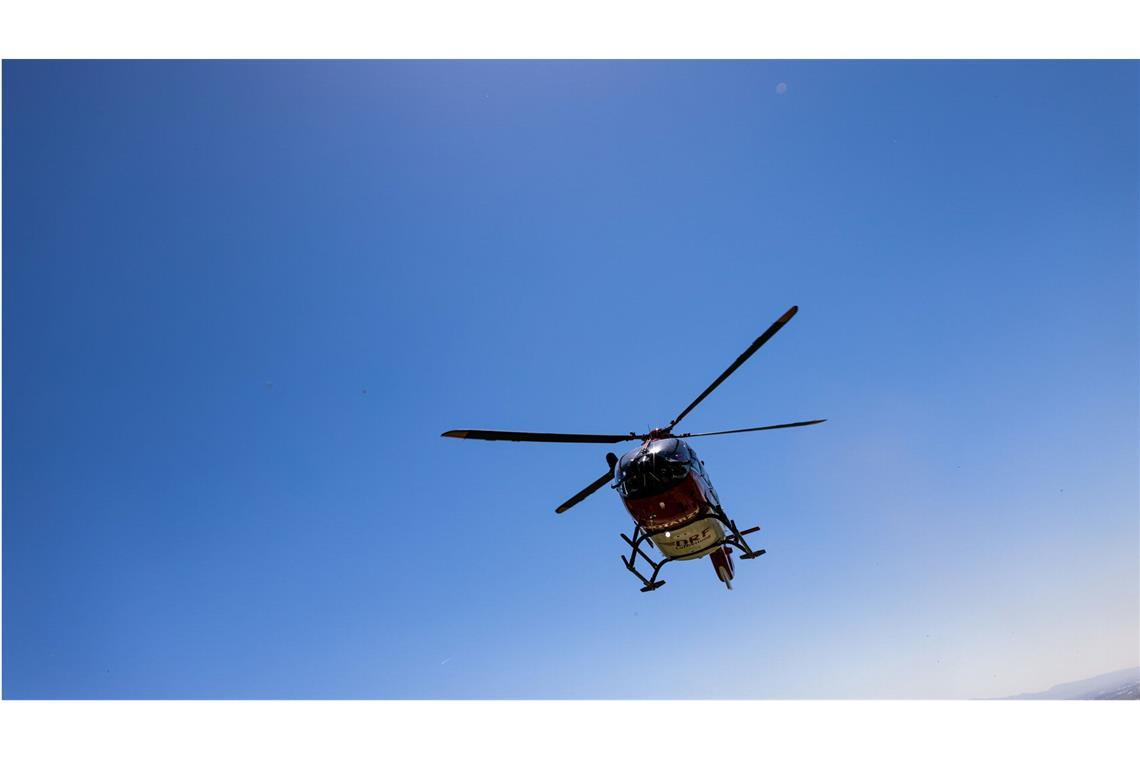 Der Motorradfahrer wurde in ein Krankenhaus geflogen. (Symbolbild)