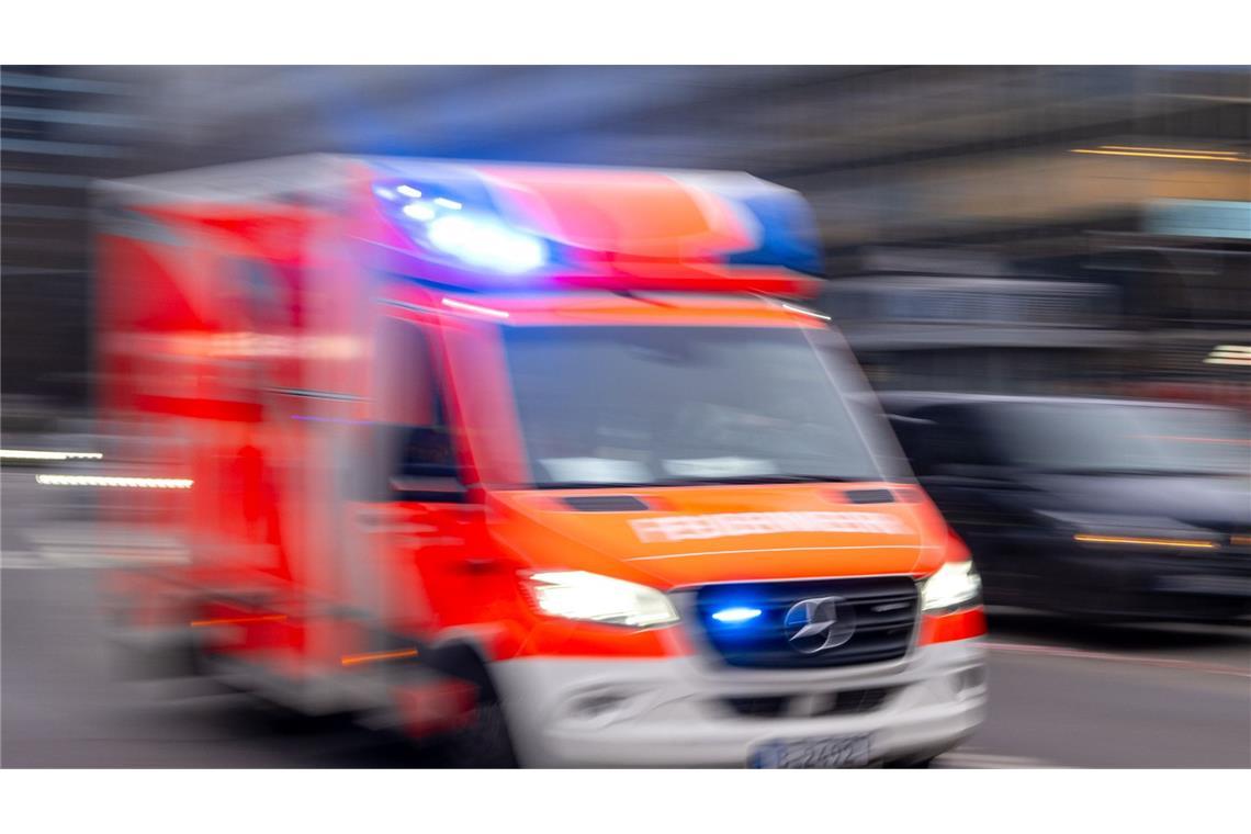 Der Motorradfahrer wurde schwer verletzt ins Krankenhaus gebracht. (Symbolbild)