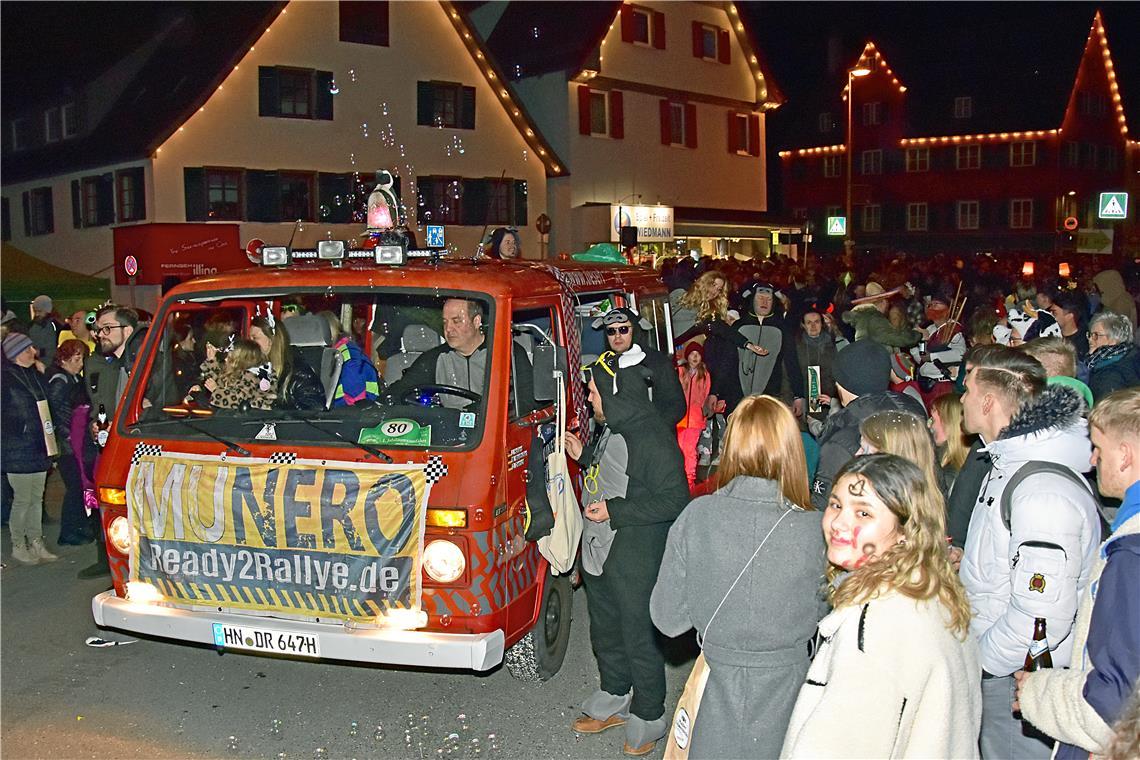 Der Munero ReadytoRallye Verein bildet das Schlusslicht beim Nachtumzug. Murrede...