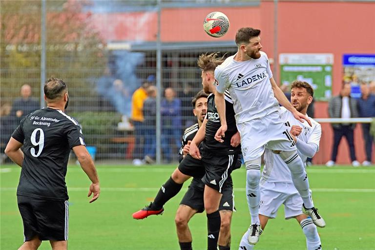 Der Murrhardter Philipp Weller, der auch für das wichtige 1:1 des VfR verantwortlich ist, setzt sich im Kopfballduell gegen einen Backnanger Gegenspieler durch. Foto: Tobias Sellmaier