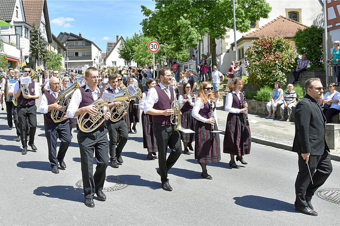 Der Musikverein aus Rietenau. Der große Festzug die Hauptstraße entlang zum Rath...