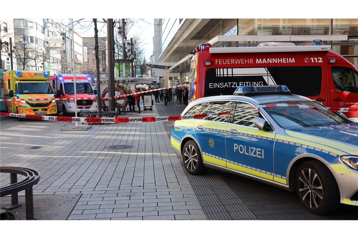 Der mutmaßliche Autofahrer liegt nach dpa-Informationen verletzt im Krankenhaus.