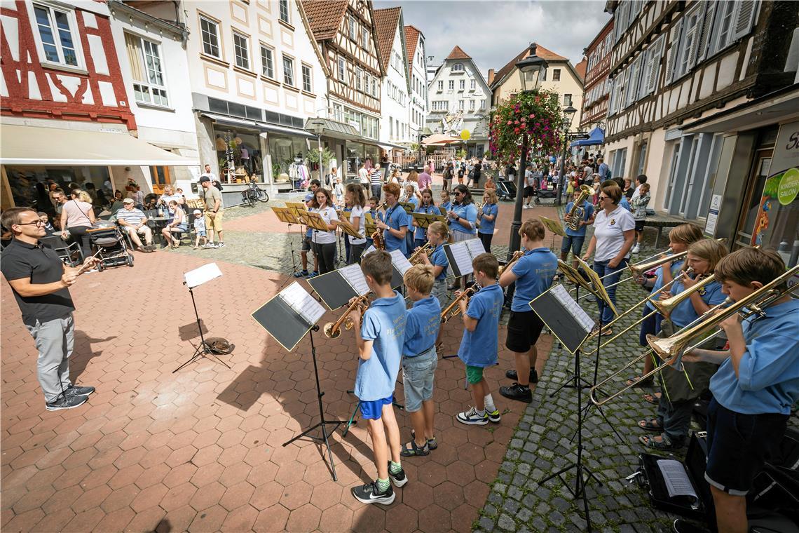 Der Nachwuchs des städtischen Blasorchesters spielt am Gänsebrunnen.