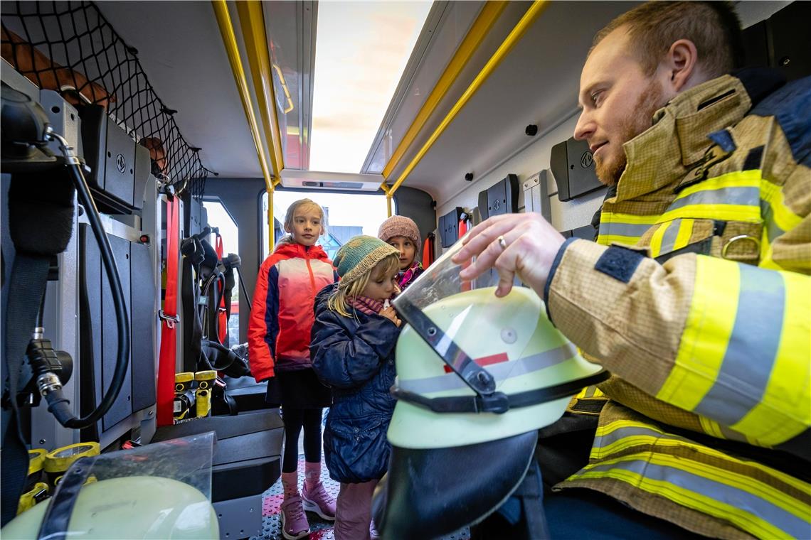 Der Nachwuchs kann sich bei der Feuerwehr umsehen.