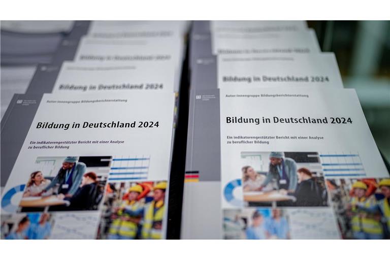 Der nationale Bildungsbericht erscheint alle zwei Jahre. Auf mehreren hundert Seiten werden Entwicklungen, Trends und Probleme im gesamten deutschen Bildungssystem beschrieben.