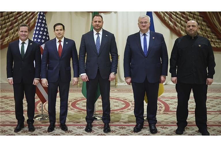 Der nationale Sicherheitsberater der USA, Mike Waltz, US-Außenminister Marco Rubio, der Leiter des ukrainischen Präsidentenbüros, Andrij Jermak, der ukrainische Außenminister Andrij Sybiha und der ukrainische Verteidigungsminister Rustem Umerow (l-r) trafen sich am Dienstag in Saudi-Arabien.