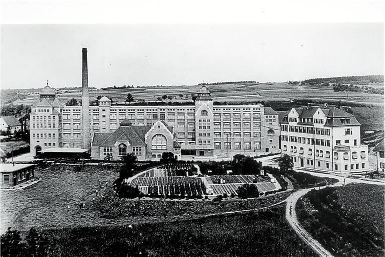 Der Neubau der Spinnerei entstand auf Steinbacher Gemarkung. Rechts zu sehen ist das noch erhaltene Marienheim, das Kesselhaus im Vordergrund steht nicht mehr. Repro: Bernhard Trefz 