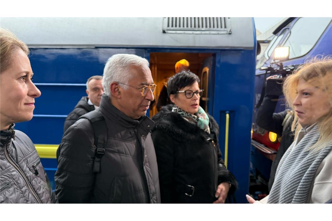 Der neue EU-Ratspräsident António Costa, die neue EU-Außenbeauftragte Kaja Kallas (2.v.l) und die neue EU-Erweiterungskommissarin Marta Kos (r) kommen wenige Stunden nach ihrer Amtsübernahme zu einem Besuch in der ukrainischen Hauptstadt Kiew an und werden von Vizeministerpräsidentin Olha Stefanischyna begrüßt.