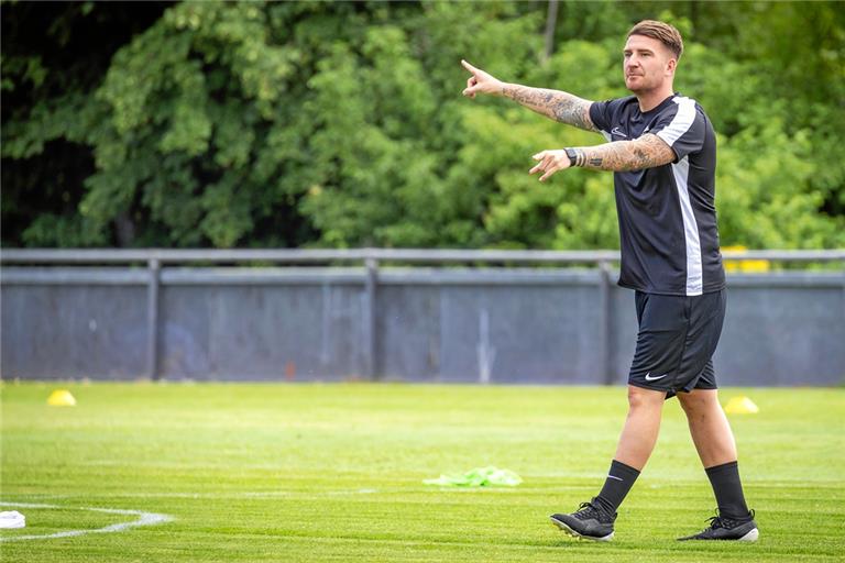 Der neue Großaspacher Coach Pascal Reinhardt gibt den SG-Spielern die Richtung für die neue Runde vor. Foto: Alexander Becher