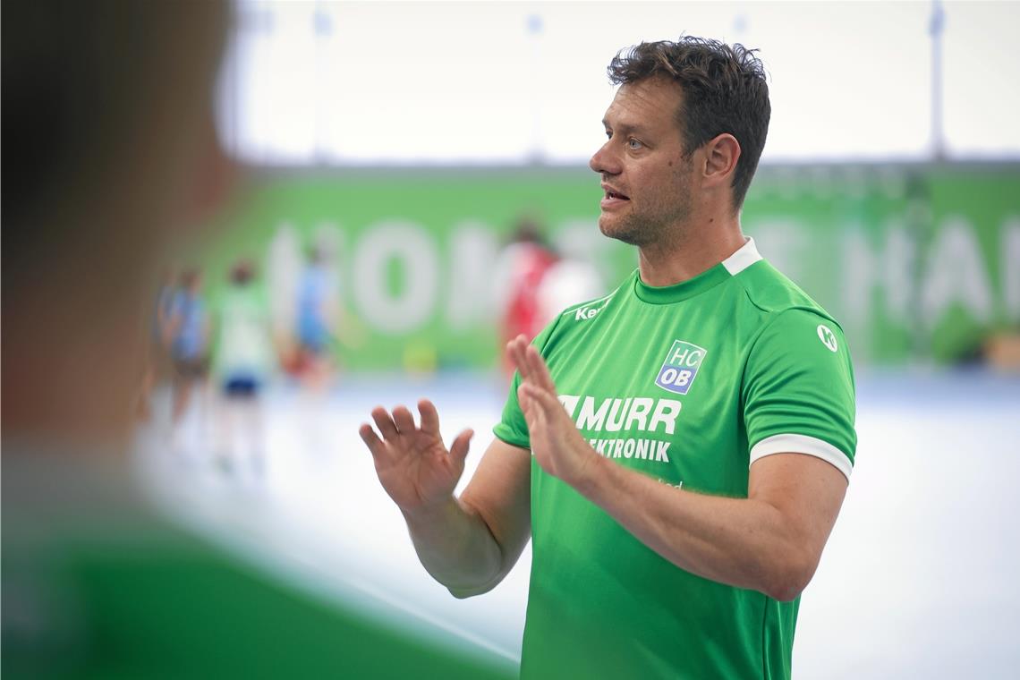 Der neue HCOB-Trainer Daniel Brack hat beim Trainingsauftakt mit seinen Spielern gleich ordentlich losgelegt. Foto: Alexander Becher