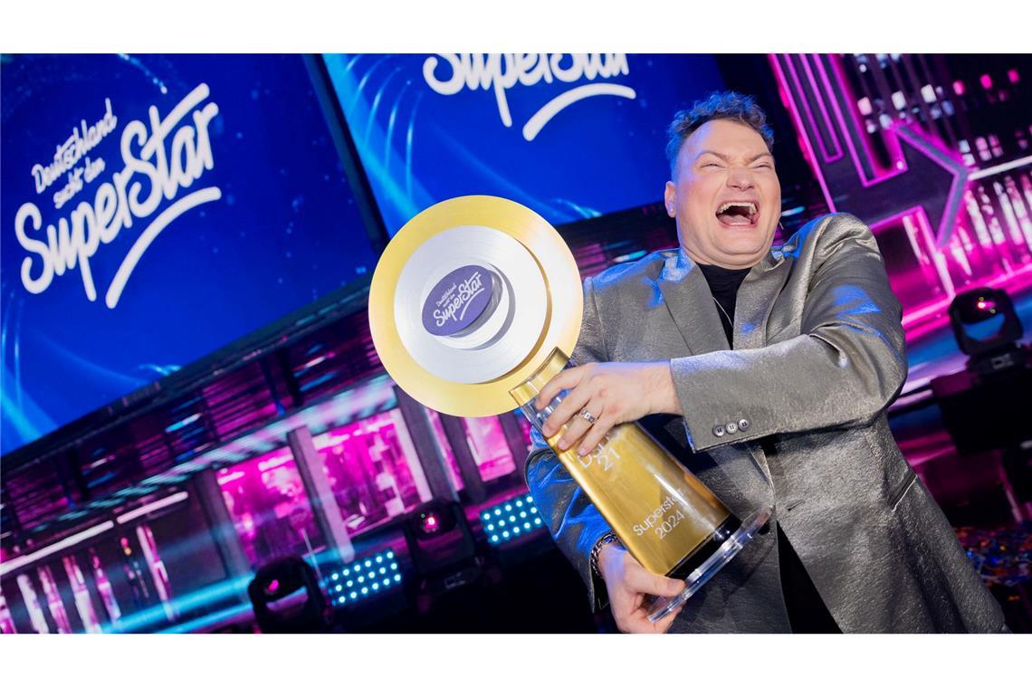 Der neue Superstar Christian Jährig jubelt mit der Trophäe nach seinem Sieg im Finale der RTL Castingshow „Deutschland sucht den Superstar".