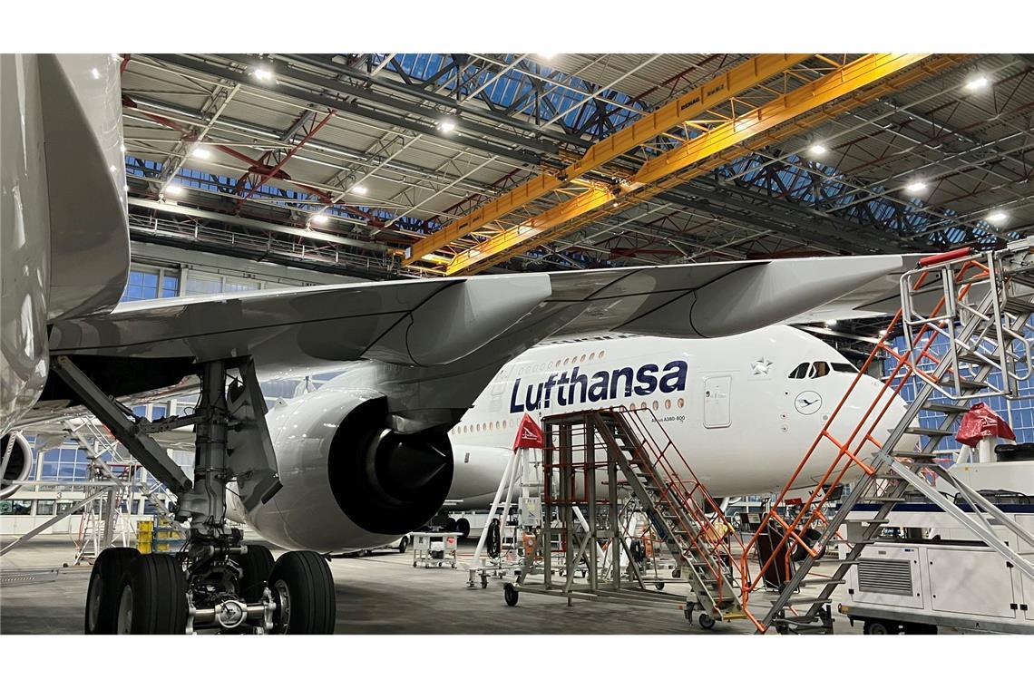 Der neueste Airbus A 350/900 der Lufthansa steht kurz vor seinem kommerziellen Erstflug im riesigen Wartungshangar der Lufthansa am Münchner Flughafen. Im Hintergrund steht ein Airbus A380.