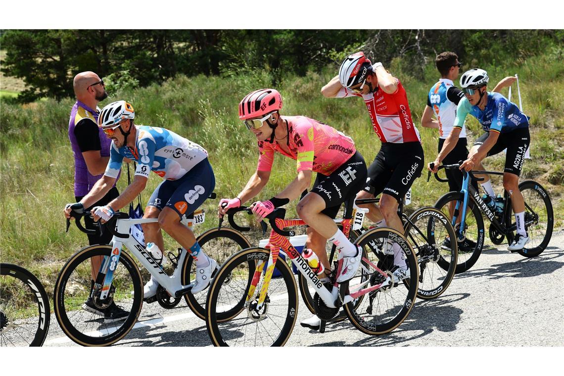 Der Niederländer Marijn van den Berg (M) vom Team EF Education-EasyPost und der Deutsche John Degenkolb vom Team DSM-Firmenich PostNL bei der Tour de France in Aktion.