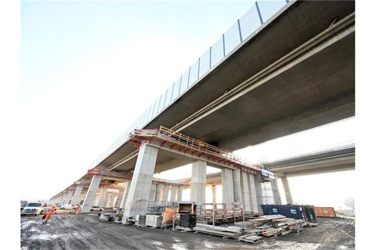 Der nördliche Teil der Autobahnbrücke bei Heilbronn wird in seine endgültige Position gebracht. Foto: Bernd Weißbrod/dpa